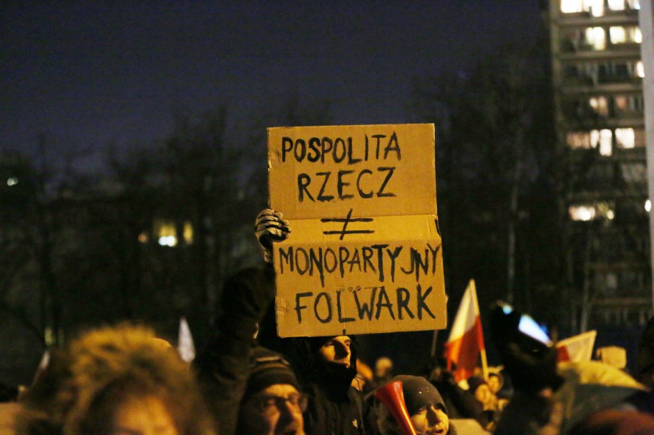 Zwolennicy opozycji pod Sejmem 11 stycznia, źródło: PO/twitter.com
