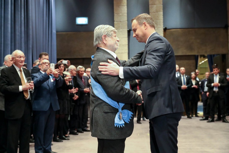 Andrzej Duda i Szewach Weiss, z charakterystyczną niebieską szarfą Orderu Orła Białego (fot. Kancelaria Prezydenta/twitter.com)