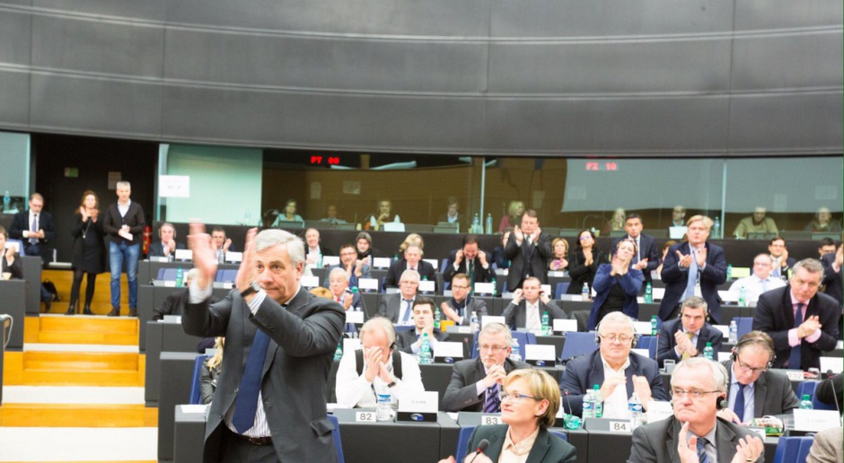 Europosłowie w momencie wyboru nowego przewodniczącego Parlamentu Europejskiego. Wybrany Włoch, Antonio Tajani na pierwszym planie. (źródło: twitter.com/antonio_tajani)