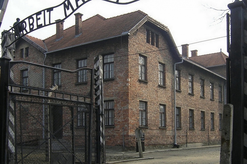 Obóz Auschwitz-Birkenau w Oświęcimiu był koszarami armii II RP nim, po przegranej przez Polskę w II wojnie światowej, hitlerowskie Niemcy zaadoptowały go na obóz koncentracyjny, źródło: wikipedia.org/CC