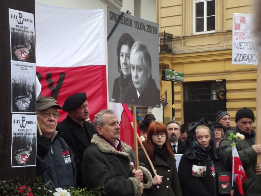Żałobnicy pod krzyżem katyńskim w Warszawie, upamiętniajmy śmierć ofiar katastrofy smoleńskiej, źródło: Piotr Drabik, flickr.com, CC BY 2.0 