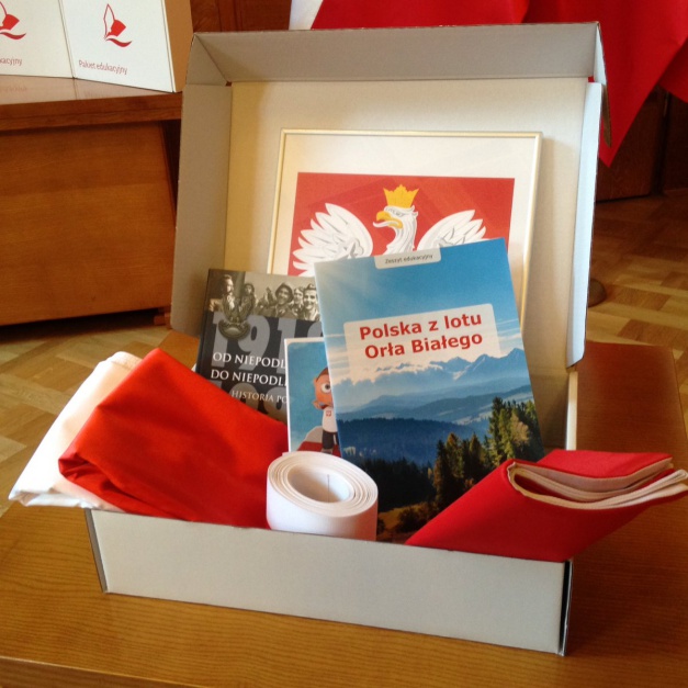 Pakiet patriotyczny zawiera polskie godło, dwie flagi, szarfy w barwach narodowych oraz pomoce edukacyjne (fot.twitter.com/MEN_GOV_PL)