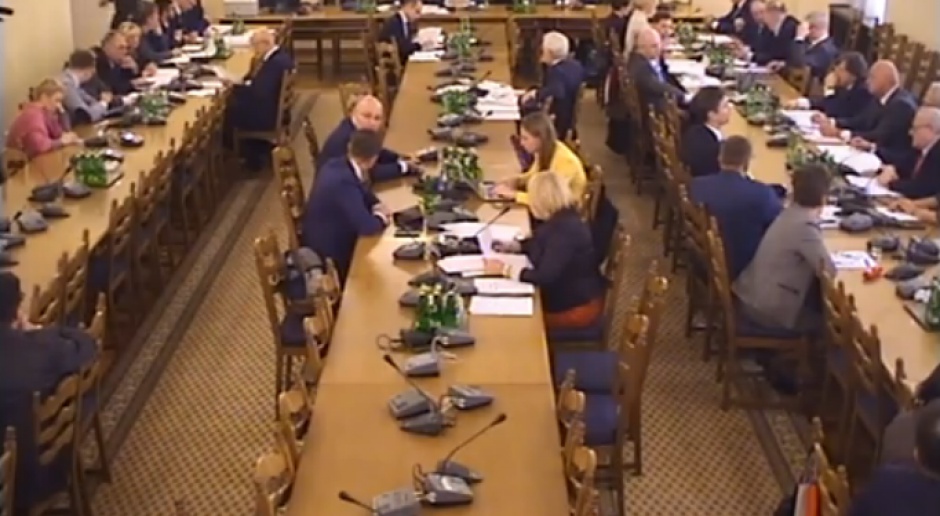 Prace komisji sejmowych odbywają się w kompleksie budynków przy sali plenarnej obrad, w Warszawie przy ulicy Wiejskiej, źródło: Sejm/twitter.com