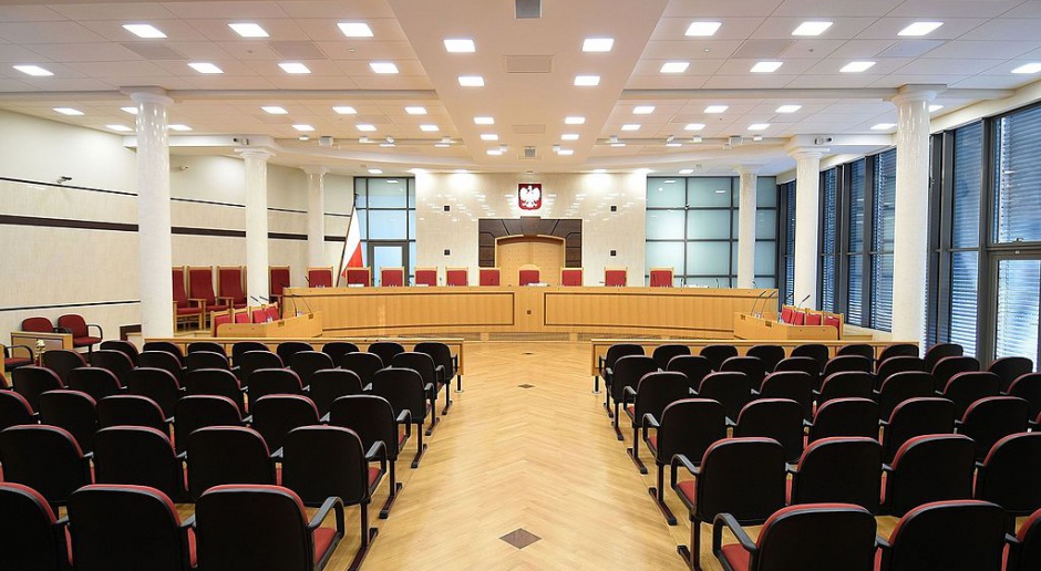 Sala obrad Trybunału Konstytucyjnego, źródło: wikipedia.org/CC