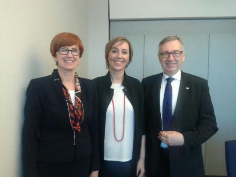 Elżbieta Rafalska, Martina Dlabajova i Stanisław Szwed w Parlamencie Europejskim (fot.twitter.com/MRPiPS_GOV_PL)