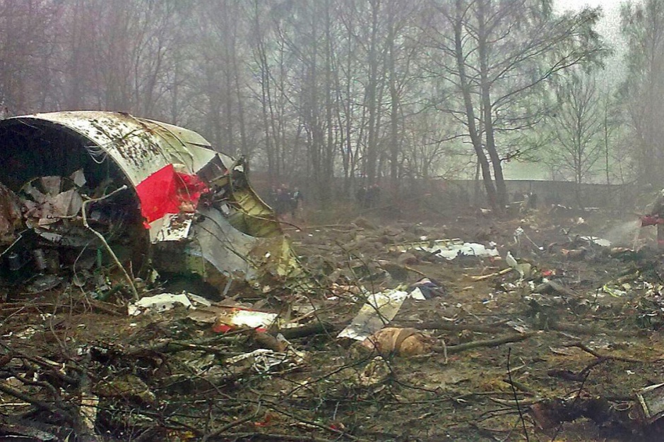 Katastrofa Smoleńska: Fragmenty samolotu TU-154 M, który rozbił się pod Smoleńskiem (fot.wikipedia.org/CC BY-SA 3.0)