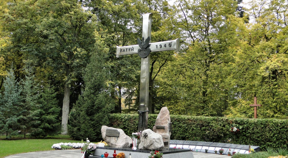 Krzyż Katyński w Szczecinie. On i jemu podobne pamiątki są w Polsce by oddać hołd pomordowanym na wschodzie, źródło: Wikipedia.org/domena publiczna
