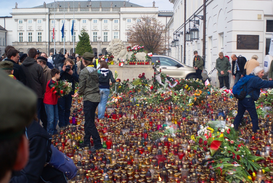 Katastrofa smoleńska: Kwiaty i znicze przed Pałacem Prezydenckim w Warszawie - 10 kwietnia 2010 (fot.wikipedia.org/Masti)