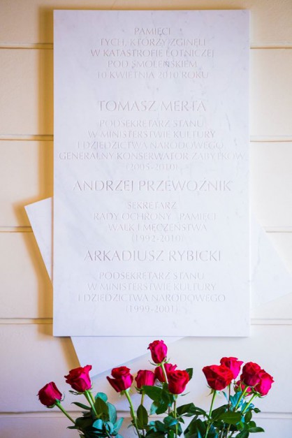 Tablica pamiątkowa upamiętniająca ofiary katastrofy smoleńskiej, które były związane z Ministerstwem Kultury, źródło: twitter.com/mkidn_gov_pl