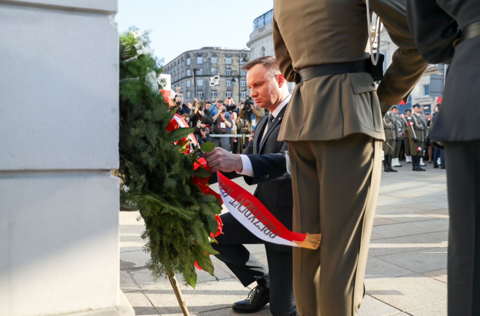 Prezydent złożył kwiaty przed tablicą poświęconą śp. Prezydentowi Lechowi Kaczyńskiemu (Andrzej Duda, fot.prezydent.pl/Andrzej Hrechorowicz)