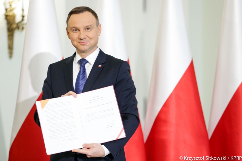 Prezydent prezentuje podpisaną ustawę. (fot. Krzysztof Sitkowski)