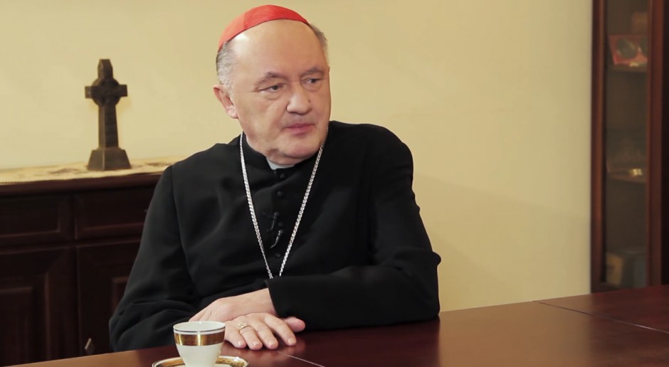 Kardynał Kazimierz Nycz jest doktorem nauk teologicznych, w Warszawie pracuje jako metropolita od 2007 roku, święcenia biskupie otrzymał od Jana Pawła II w 1988 roku. Hasło łacińskie jego posługiwania biskupiego tłumaczy się 