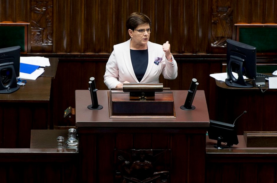 Premier Beata Szydło na mównicy sejmowej. W czwartek i piątek (20 i 21 kwietnia) odbędzie się kolejne posiedzenie Sejmu, źródło: Sejm RP/flickr.com/CC BY 2.0