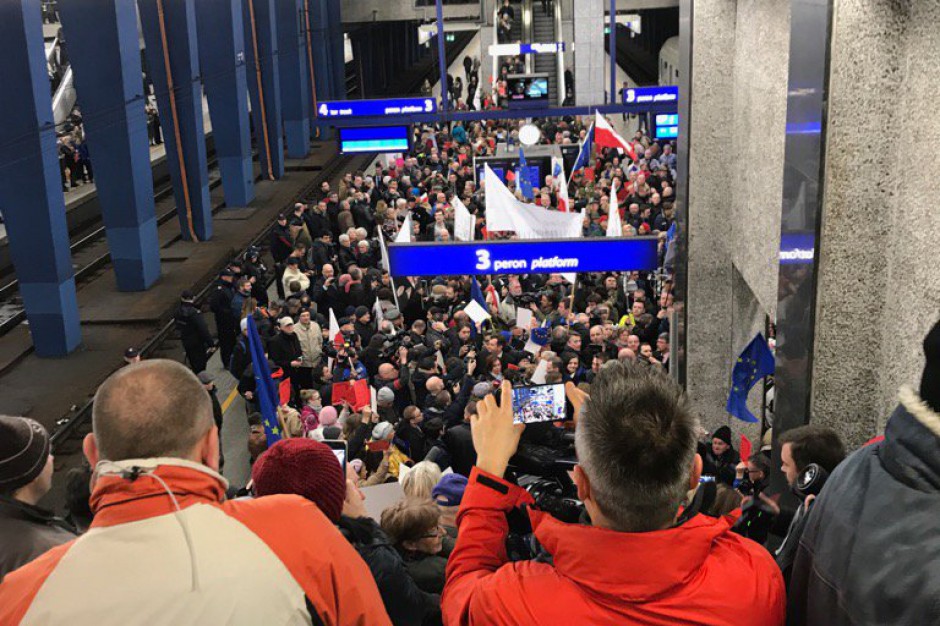 A tu setki osób na Dworcu Centralnym czekające na przyjazd Donalda Tuska (fot.twitter.com/ProtasiewiczJ)
