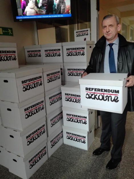 Lider ZNP Sławomir Broniarz przy kartonach z podpisami o referendum edukacyjnym, źródło: twitter.com/broniarz