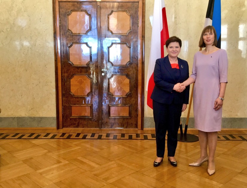 Prezydent Republiki Estońskiej Kersti Kaljulaid wita premier Beatę Szydło w Pałacu Prezydenckim w Tallinie (fot.twitter.com/PremierRP)