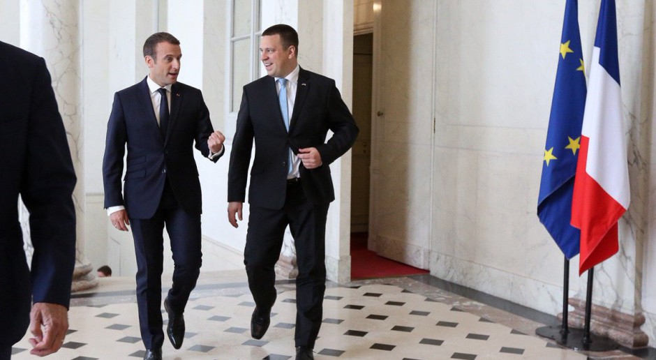 Nowy prezydent Francji Emmanuel Macron po lewej stronie kadru, na zdjęciu z premierem Estonii Jüri Ratasem, źródło: twitter.com/emmanuelmacron