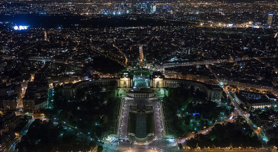 Nocna panorama Paryża, źródło: flickr.com/CC