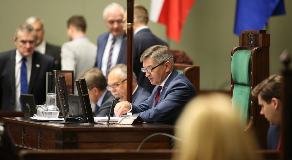 Prezydium Sejmu z Marszałkiem Izby Markiem Kuchcińskim w środku kadru, źródło: Krzysztof Białoskórski/SejmRP/flickr.com/CC BY 2.0 