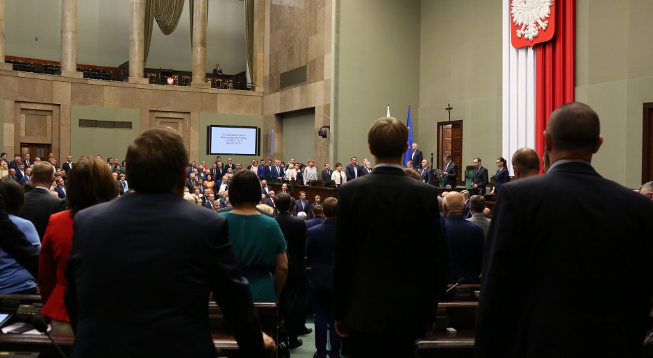 Widok na salę Sejmu z lewej strony prezydium, czyli z obecnych ław polityków opozycji, źródło: Krzysztof Białoskórski/Sejm RP/flickr.com/CC BY 2.0