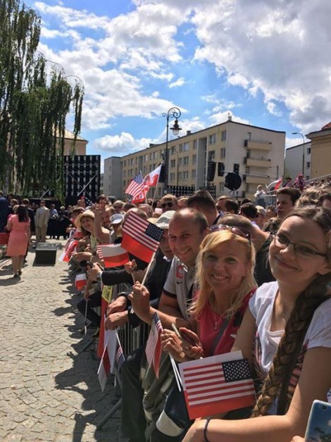 Prezydent USA Donald Trump wygłosi przemówienie na pl. Krasińskich w Warszawie. Ludzie już czekają (fot.twitter.com/USEmbassyWarsaw)