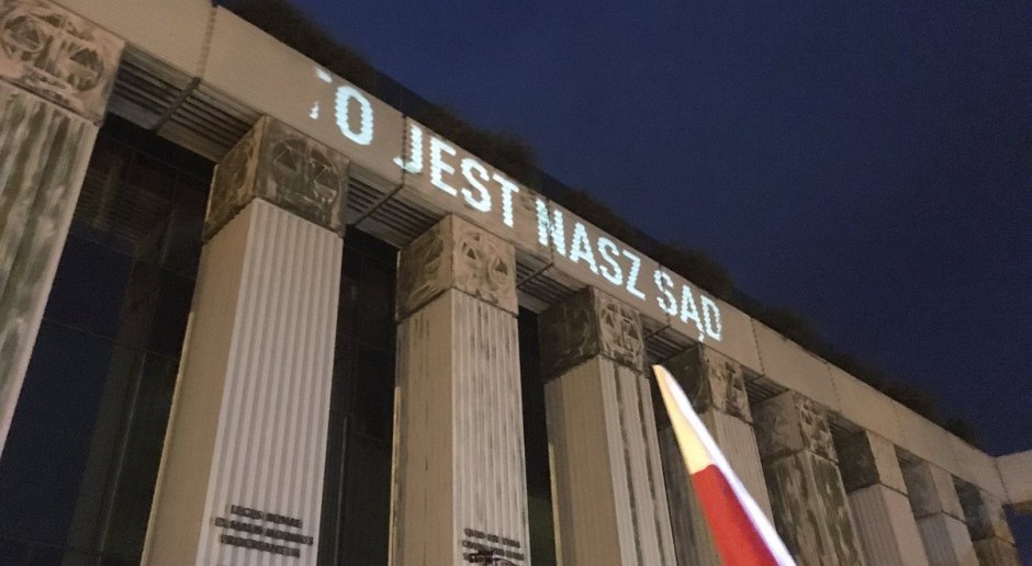 Fasada Sądu Najwyższego (SN) w niedzielę wieczorem, gdy politycy opozycji protestowali pod gmachem w Warszawie, źródło: twitter.com/MichalSzczerba