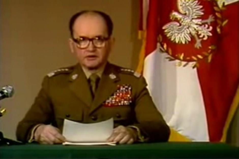 Generał Wojciech Jaruzelski w orędziu emitowanym w dniu 13 grudnia 1981 roku, kiedy koordynowana przez niego Wojskowa Rada Ocalenia Narodowego (WRON) wprowadzała stan wojenny, źródło: materiały archiwalne/domena publiczna 