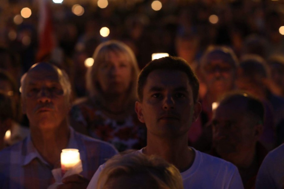 Protestujący ze świecami pod Sądem Najwyższym w Warszawie, źródło: PO/twitter.com
