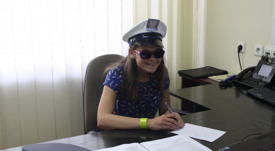 Niewidoma dziewczynka, która w święto policji odwiedziła komisariat, źródło: twitter.com/PolskaPolicja