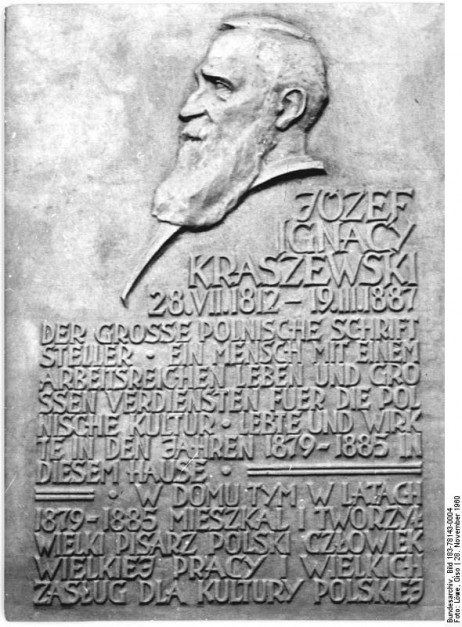 Tablica pamiątkowa o pisarzu umieszczona na domu w Dreźnie, źródło: wikimedia.org/CC
