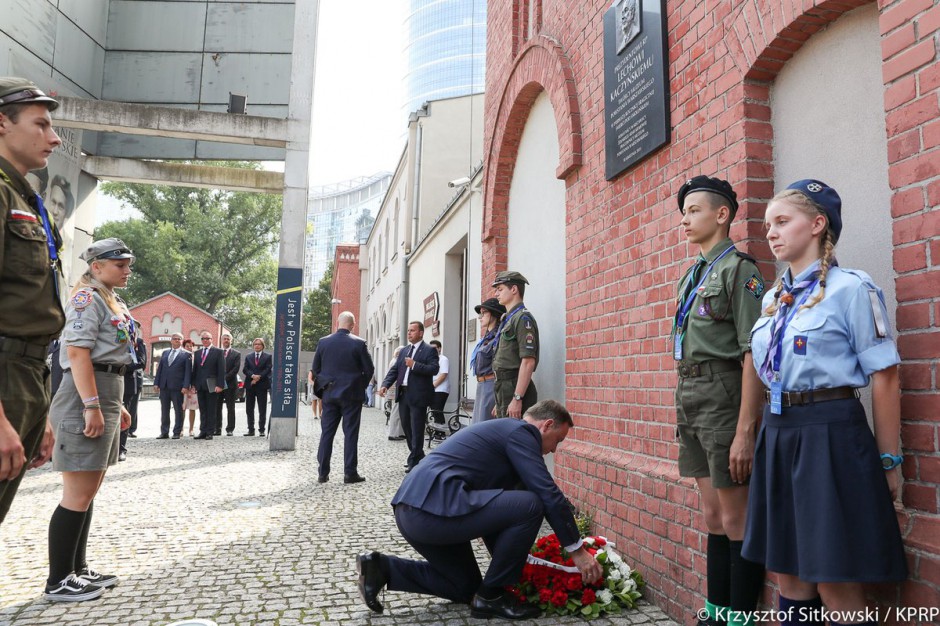 Andrzej Duda składający kwiaty jako hołd poległym w Powstaniu Warszawskim, źródło: Kancelaria Prezydenta RP/twitter.com