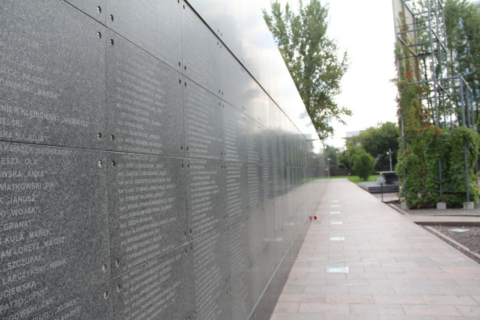 Mur pamięci w Warszawie zdobiony nazwiskami poległych w Powstaniu Warszawskim, źródło: Alf Melin/flickr.com/CC BY-SA 2.0