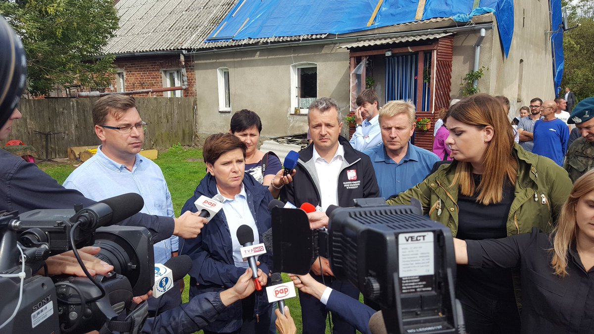 Beata Szydło poprosiła wszystkich o pomoc, żeby mieszkańcy mogli zabezpieczyć swoje mieszkania przed zimą (fot.twitter.com/PremierRP)