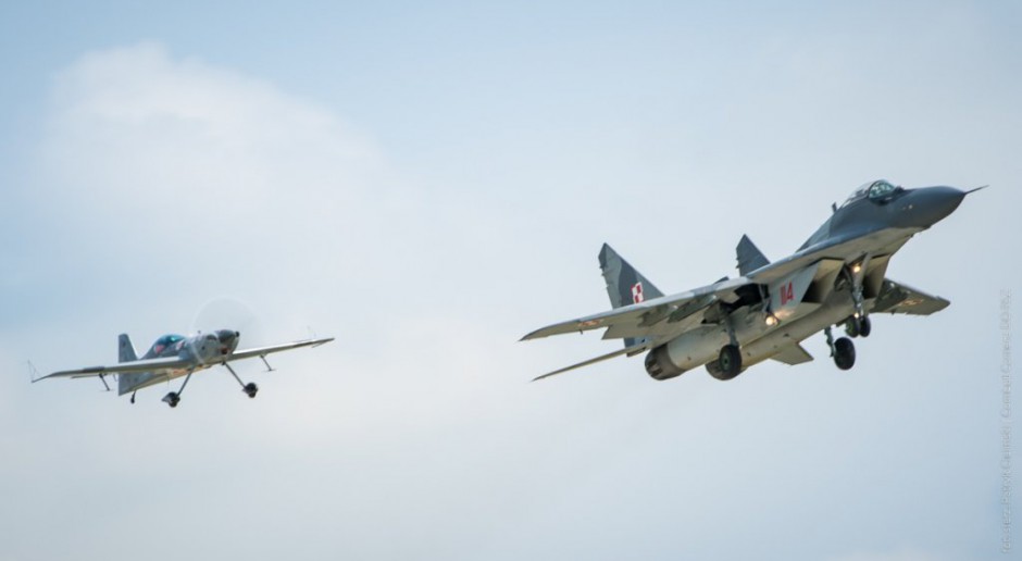 Polskie siły zbrojne. Na pierwszym planie samolot F-16, źródło: twitter.com/mon_gov_pl