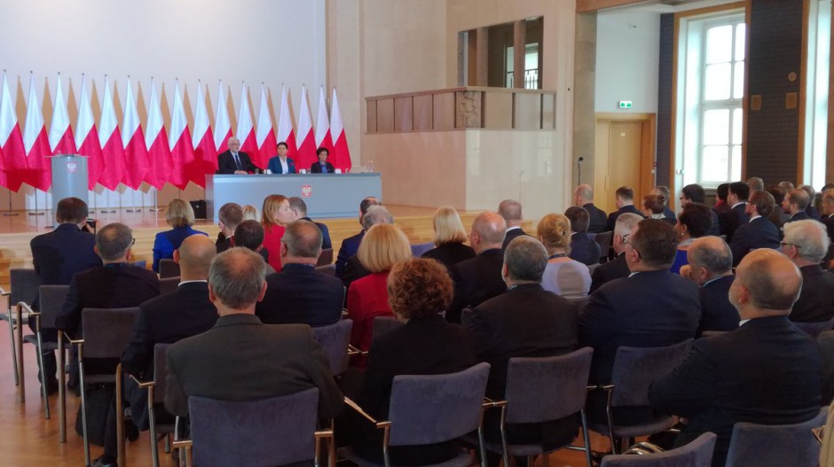 Premier Beata Szydło spotkała się z ambasadorami RP (fot.twitter.com/PremierRP)