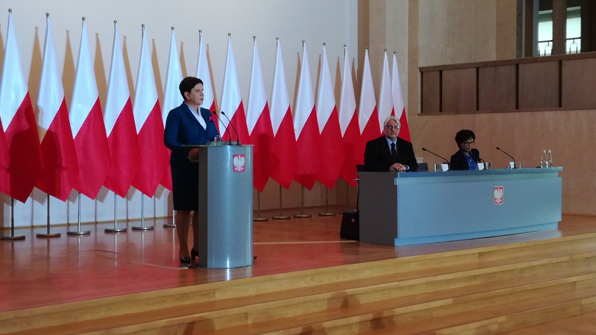 Premier Beata Szydło na spotkaniu z ambasadorami RP (fot.twitter.com/PremierRP)