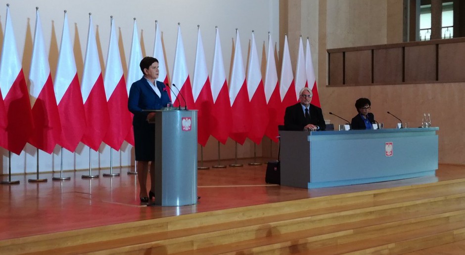 Premier Beata Szydło na spotkaniu z ambasadorami RP (fot.twitter.com/PremierRP)