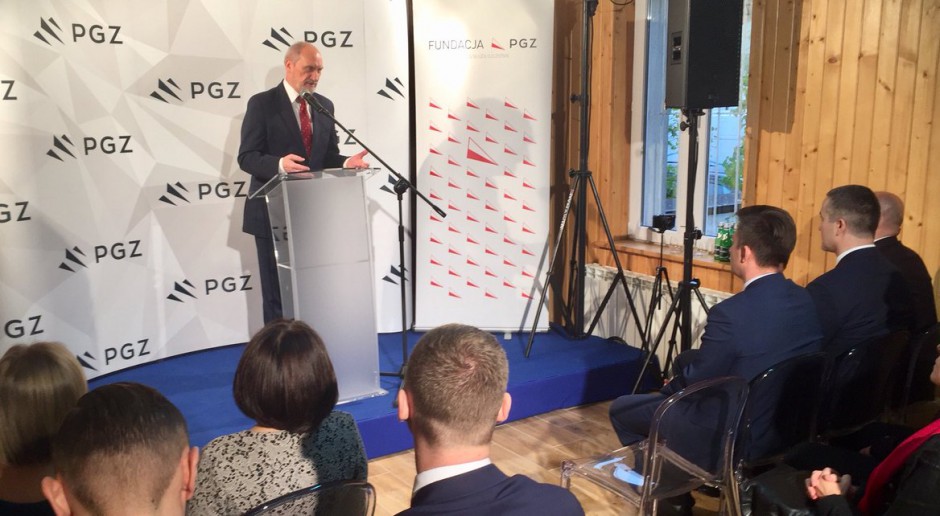 Antoni Macierewicz w czasie inauguracji działalności Fundacji Polskiej Grupy Zbrojeniowej, źródło: MON/twitter.com