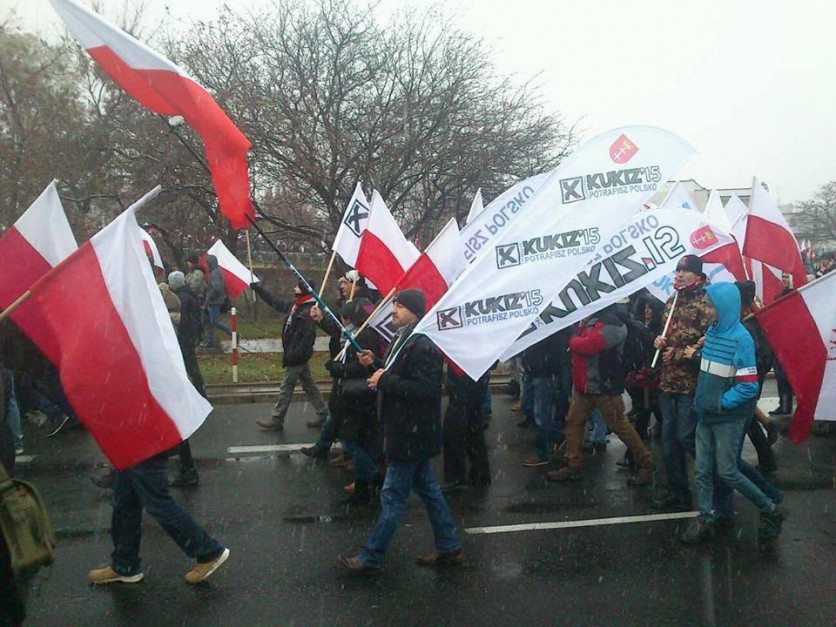 Działacze Kukiz'15 w 2016 roku w Warszawie na Marszu Niepodległości, źródło: kukiz.army