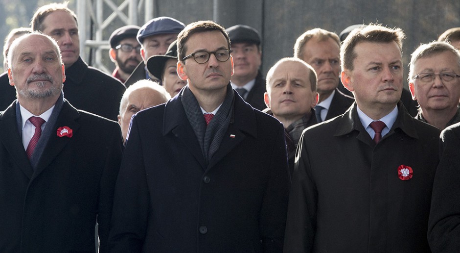 Ministrowie rządu RP: (od lewej) Antoni Macierewicz, Mateusz Morawiecki, Mariusz Błaszczak, źródło: KPRM/domena publiczna