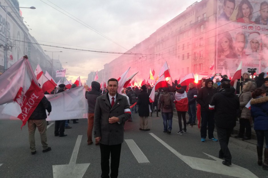 Poseł Gryglas w czasie Marszu Niepodległości w Warszawie w dniu 11 listopada 2017 r., źródło: twitter.com/ZGryglas