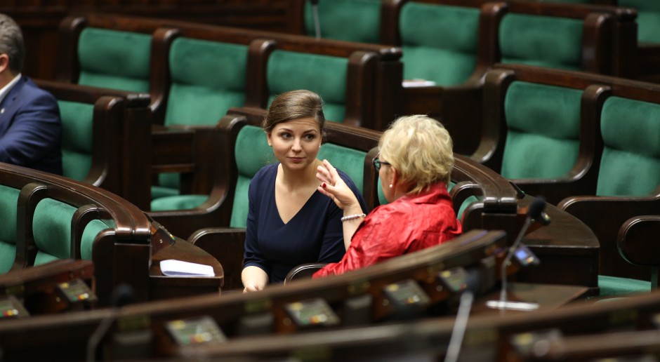 Posłanki opozycji w ławach sejmowych. W stronę kamery zwrócona jest poseł Monika Rosa, źródło: Krzysztof Białoskórski/Sejm RP/flickr.com/CC BY 2.0