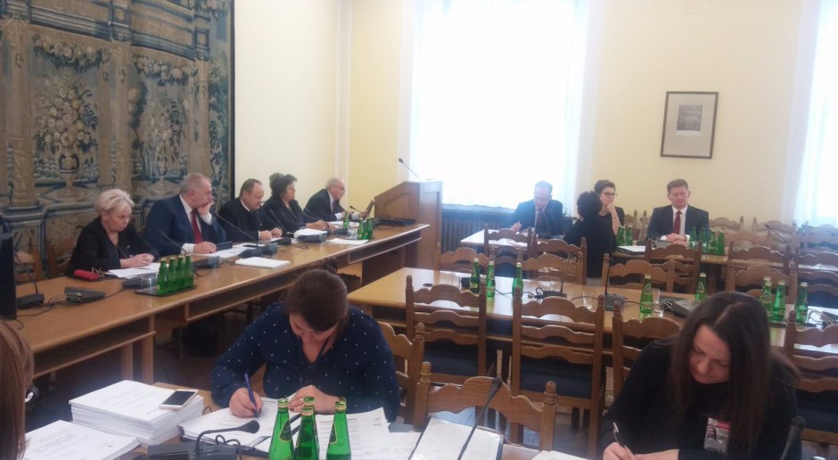 Posłowie w czasie prac komisji, źródło: Sejm RP/twitter.com