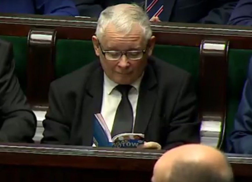 Jarosław Kaczyński czyta Atlas Kotów (fot.youtube)
