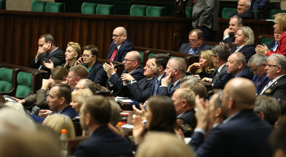 Posłowie w sali plenarnej Sejmu w listopadzie na posiedzeniu izby niższej parlamentu, widok na ławy opozycji, źródło: Kancelaria Sejmu/Krzysztof Białoskórski/flickr.com/domena publiczna