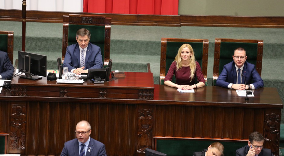Widok na pracujące prezydium Sejmu RP, źródło: Krzysztof Białoskórski/Kancelaria Sejmu/flickr.com/CC BY 2.0