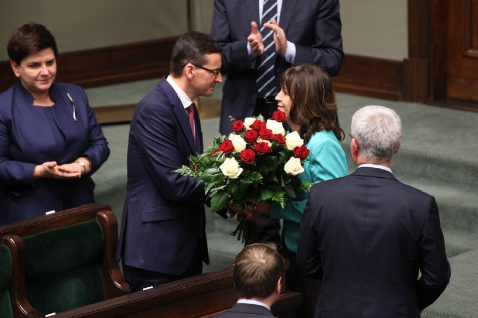 Wotum zaufania: Po głosowaniu posłowie wręczyli biało-czerwone róże premierowi Morawieckiemu (Mateusz Morawiecki, fot.sejm.gov.pl/Krzysztof Białoskórski)
