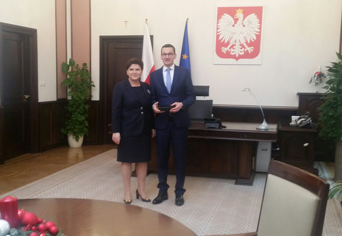 Mateusz Morawiecki został oficjalnie przywitany w KPRM (Beata Szydło i Mateusz Morawiecki, fot.twitter.com/PremierRP)