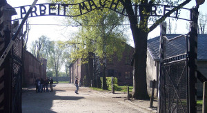 Andrzej Duda i Mike Pence odwiedzą Auschwitz