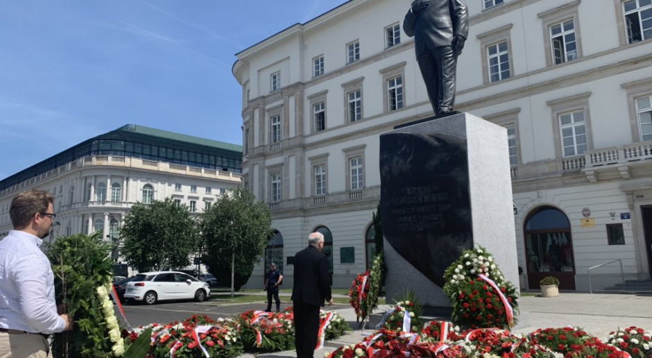 Prezes Pis Zlozyl Kwiaty Przed Pomnikiem Lecha Kaczynskiego Wydarzenia
